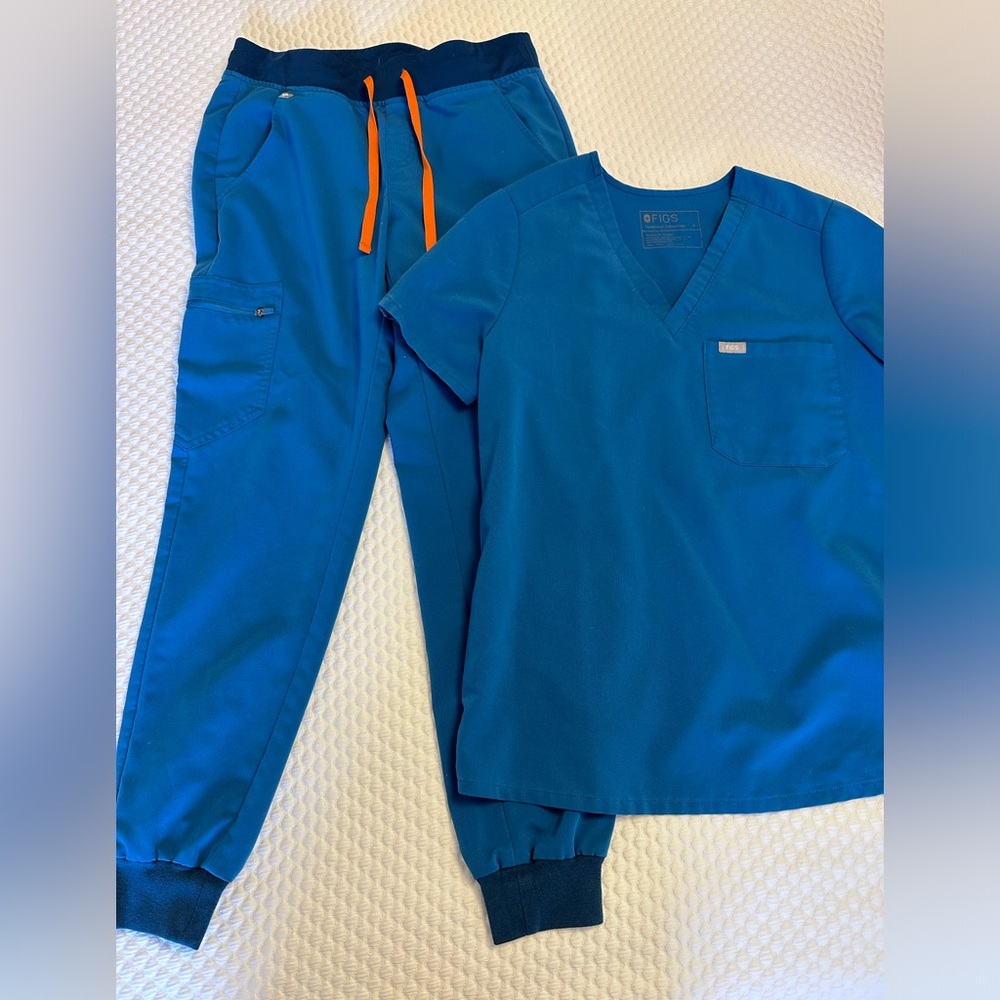 FIGS “The Set” scrub set, size small, turquoise with orange drawstrings
